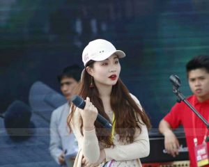 Micro Không Dây Relacrt UR-223D trên Sân Khấu