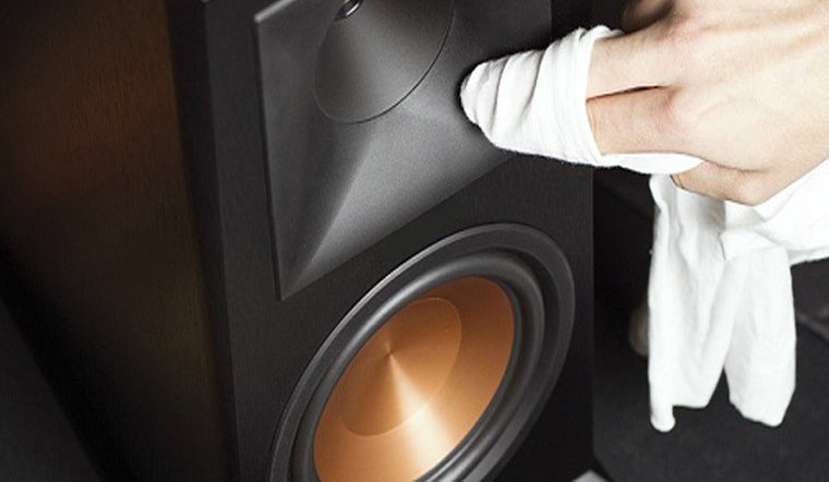 Hướng Dẫn Bảo Trì Hệ Thống Âm Thanh Gia Đình Đúng Cách 1 cach ve sinh loa sach se nhu moi ngay tai nha 202101301401085187